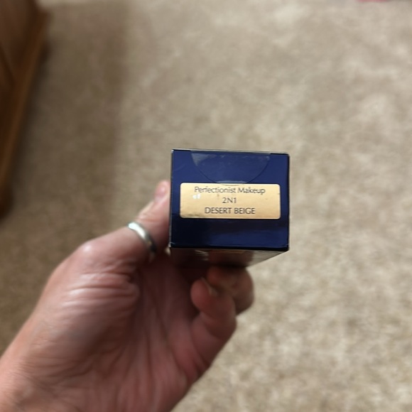 Estée Lauder Perfectionist Serum Makeup SPF 25 - Picture 2 of 2